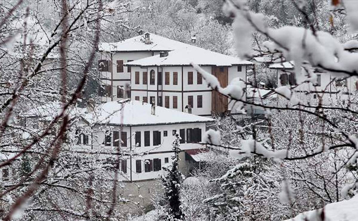 Yeni yılın ilk günü her yerde kar var