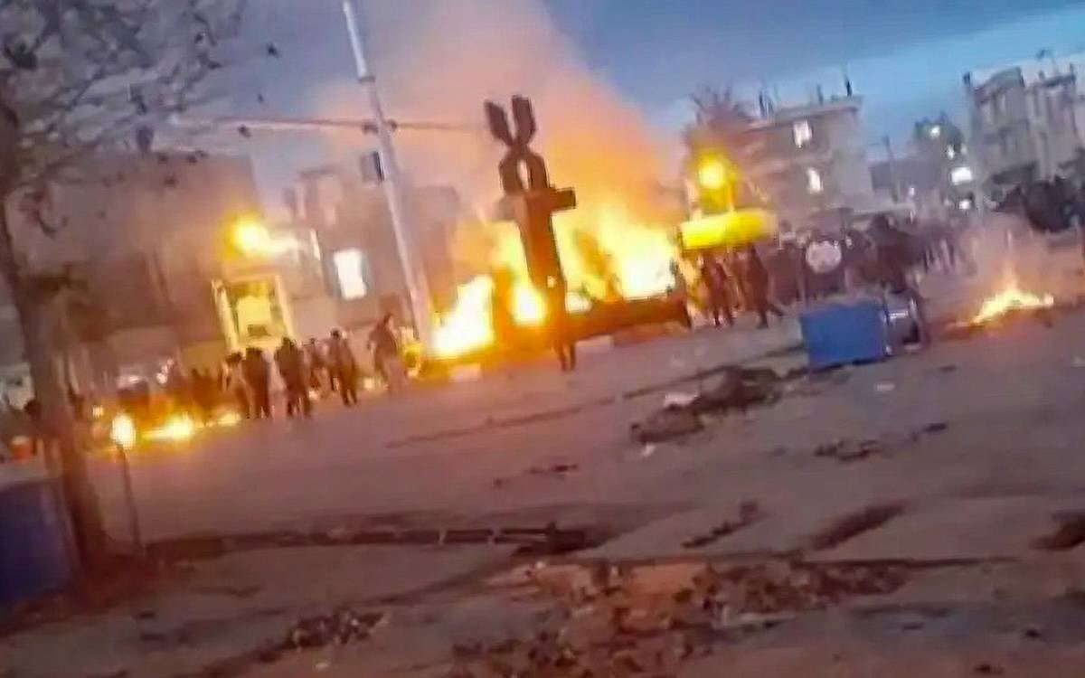 İran İslam Cumhuriyeti içeride halkın talepleri, dışarıda ABD'nin askeri baskısı arasında sıkıştı