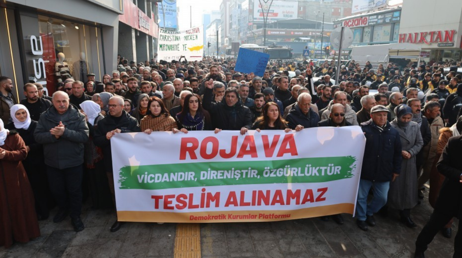 "Kobanê'yi nasıl savunduysak Rojava'yı da savunacağız"