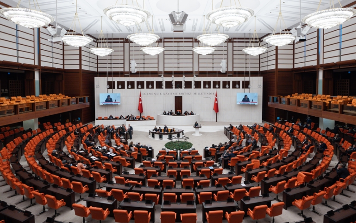 CHP'nin 'en düşük emekli maaşı' önerisi AKP-MHP oylarıyla reddedildi