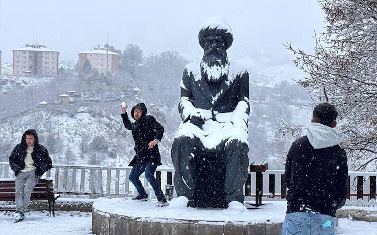 Kar bastırdı: 12 Ocak'ta İstanbul ve 5 ilde tüm okullarda eğitime ara