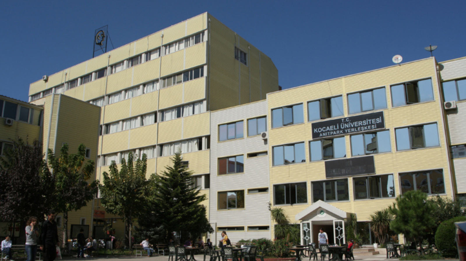 Öğrenciler, Kocaeli Üniversitesi'nin taşınma kararını protesto etti