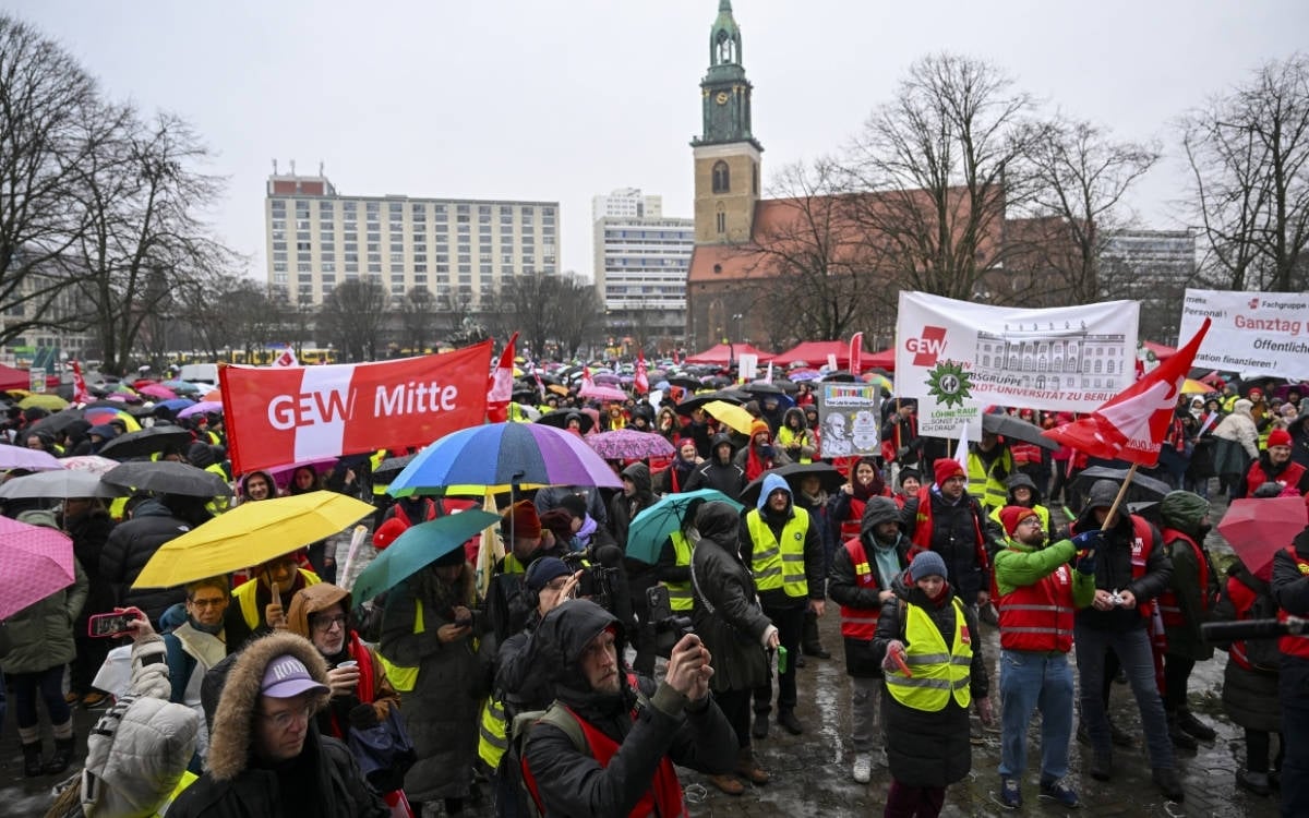 Almanya’da kamu emekçileri iş bıraktı