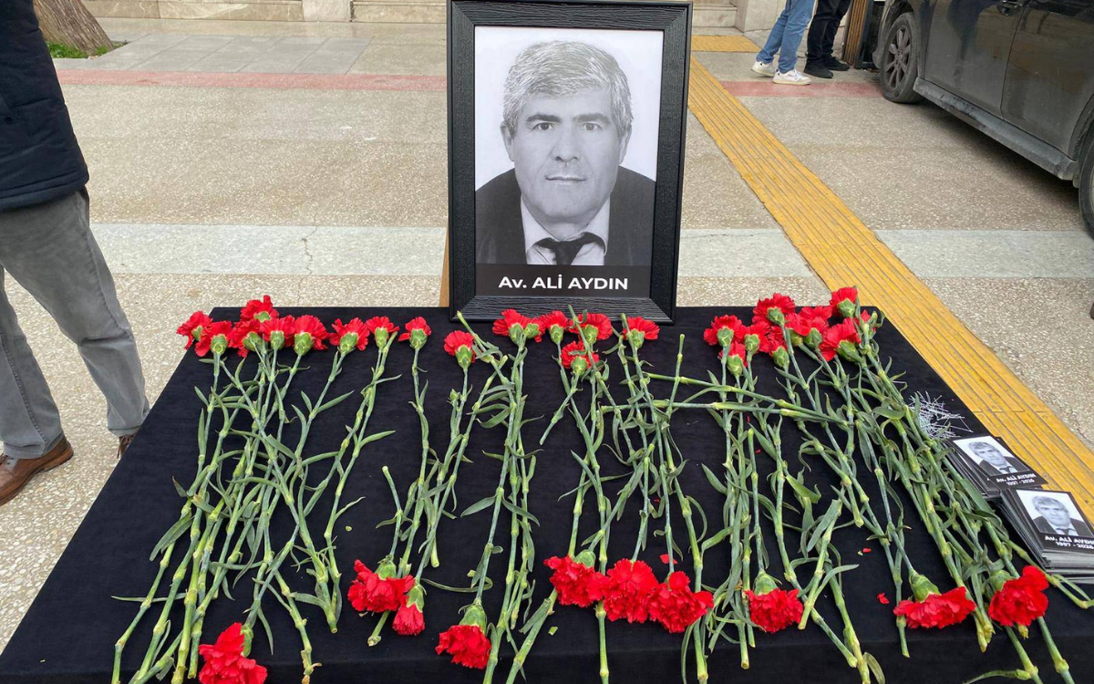 Eski İHD İzmir Eş Başkanı Ali Aydın son yolculuğuna uğurlandı