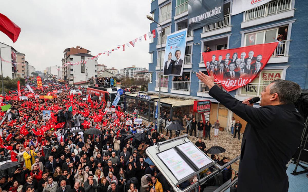 Özgür Özel Hatay'da: "Deprem konutlarının senedinde faiz maddesi var, Erdoğan çıksın, faiz alınmayacak desin."
