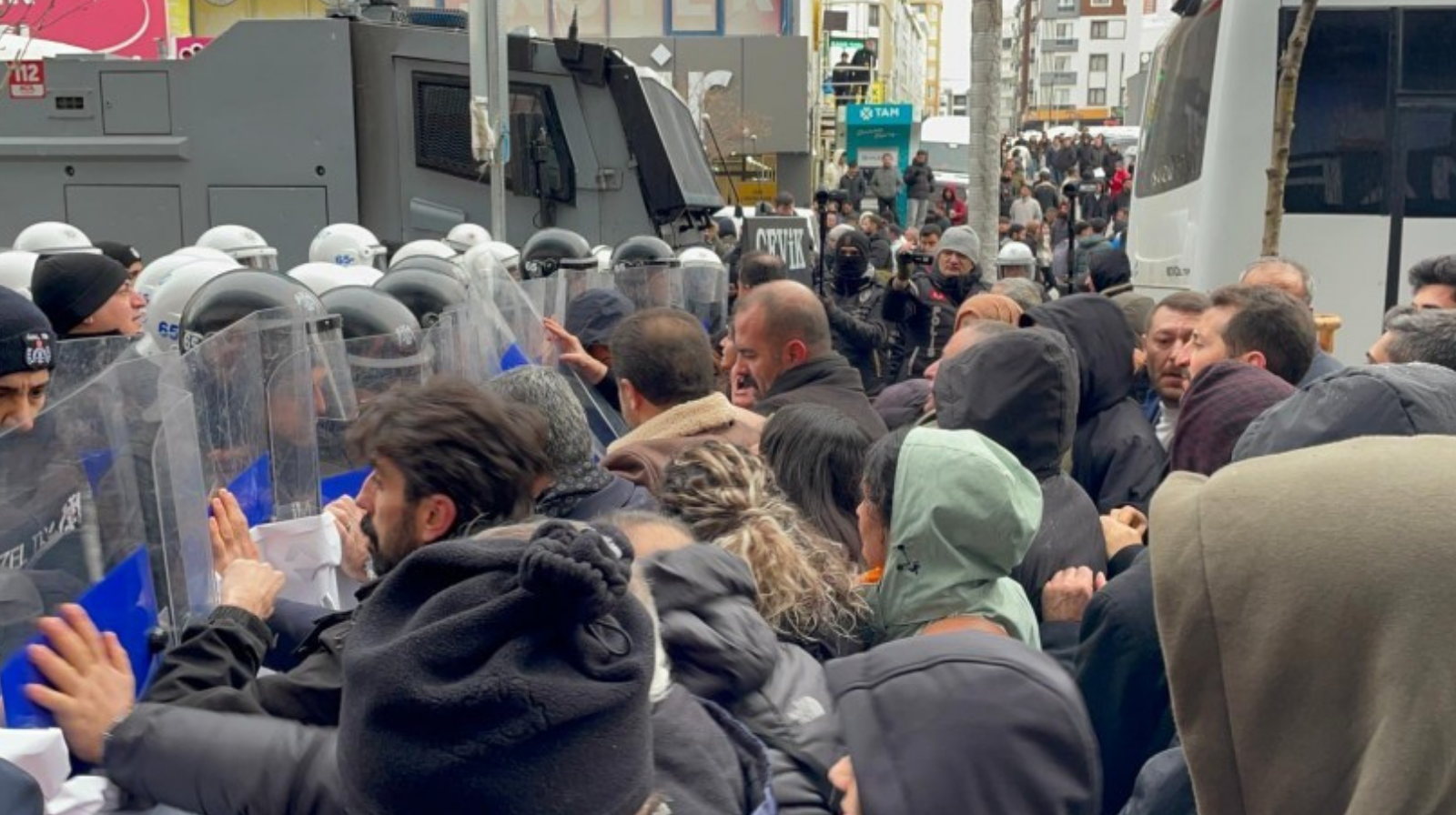 Van Büyükşehir Belediye Eş Başkanları Şedal ve Zeydan gözaltına alındı