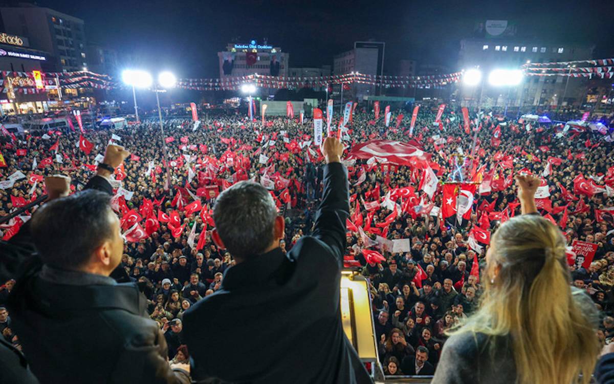 Özgür Özel, Erdoğan'a Bağcılar'dan seslendi: "Cesaretin varsa martın sonunda İstanbul’da belediye seçimlerini yenile"