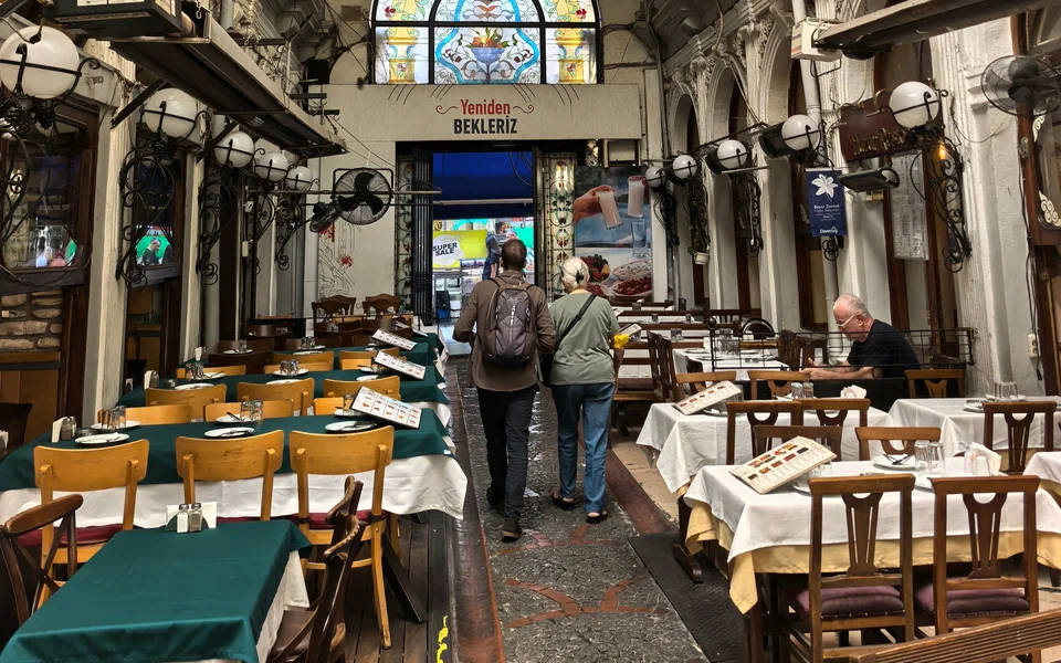 Yiyecek içecek hizmeti sunan işletmelerde "zorunlu servis ücreti" yasaklandı