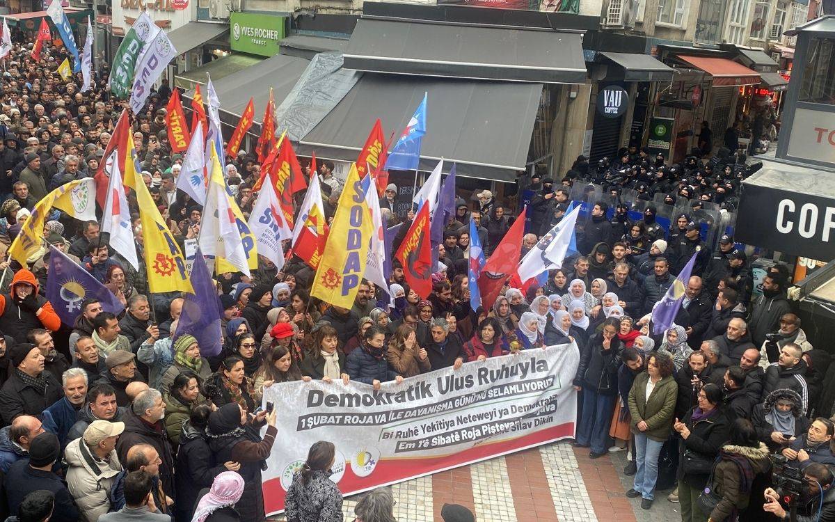 Yüzlerce kişi Kadıköy’de Rojava için yürüdü