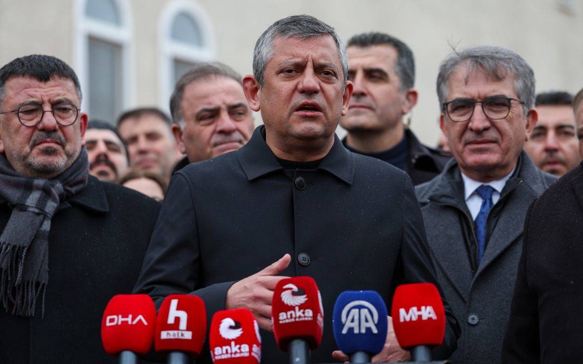 Özel’den Erdoğan’a çağrı: Deprem konutlarının parasını istemeyin, senetleri yırtın