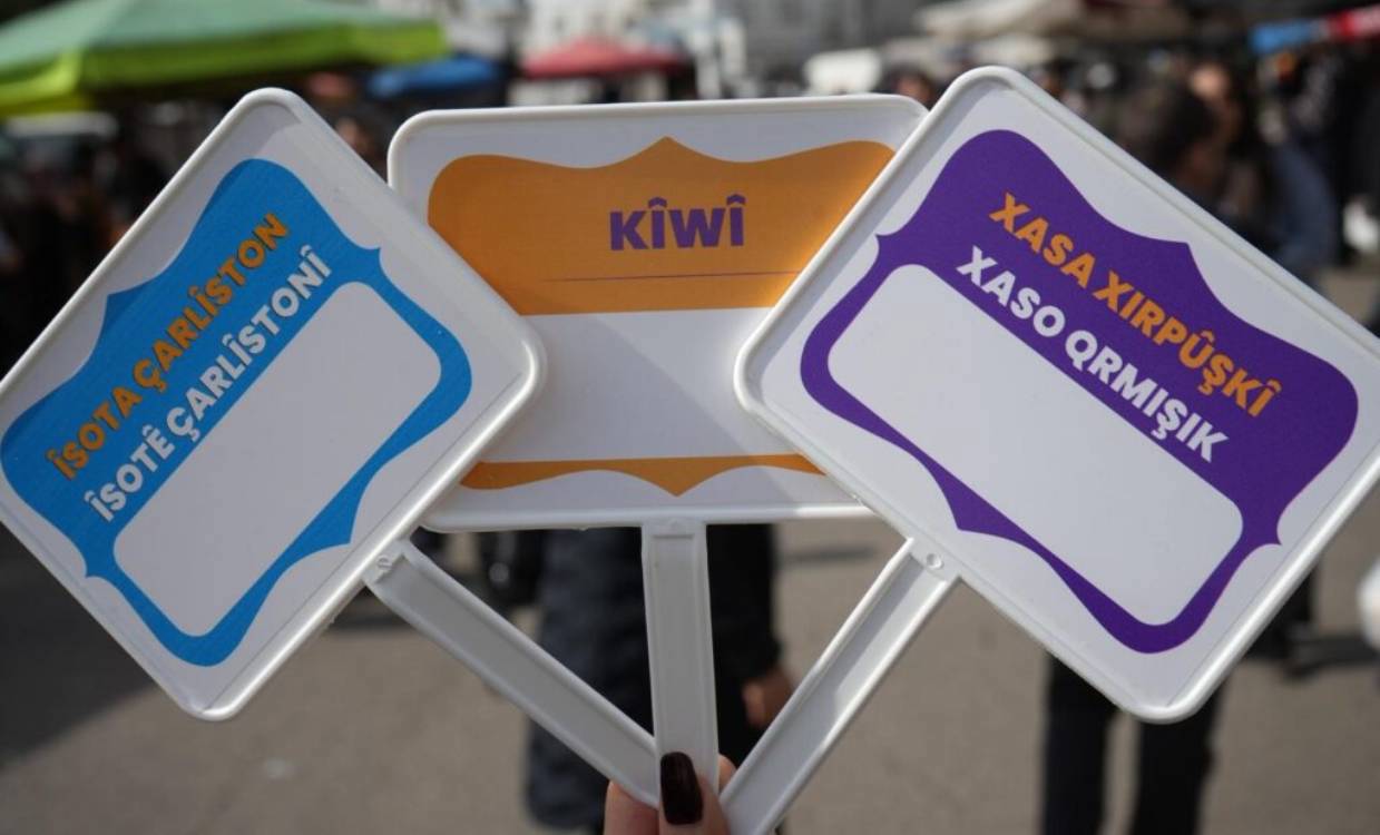 Li Amedê etîketên bi kurdî li bazara taxê hatin belavkirin