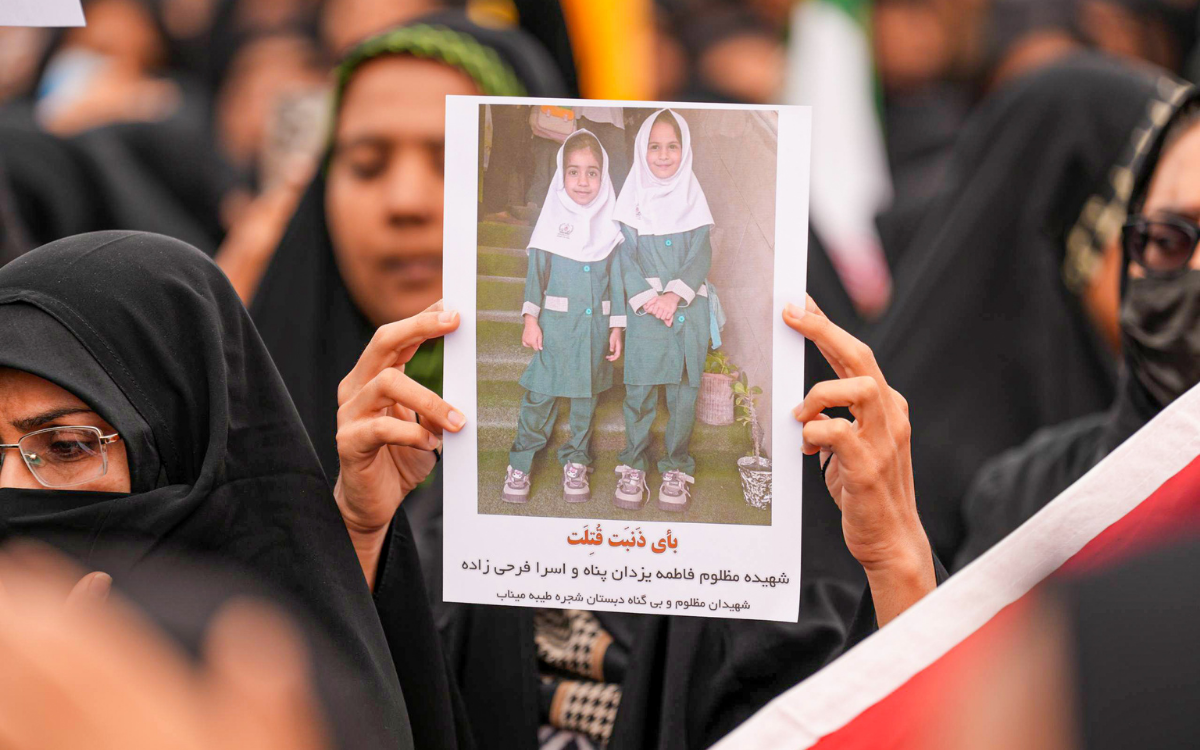 İran Kızılayı: Okul 40 dakika arayla iki kez bombalandı