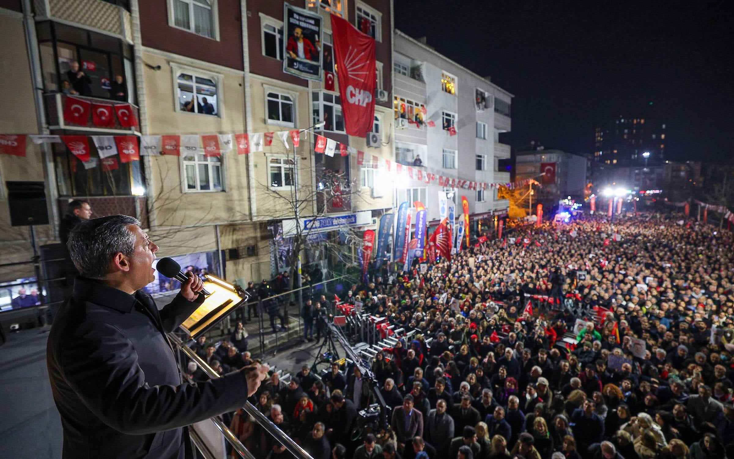 Özgür Özel Eyüpsultan'dan seslendi: "Karşımızda otokrasi; umudumuz ve ortak değerimiz demokrasi"