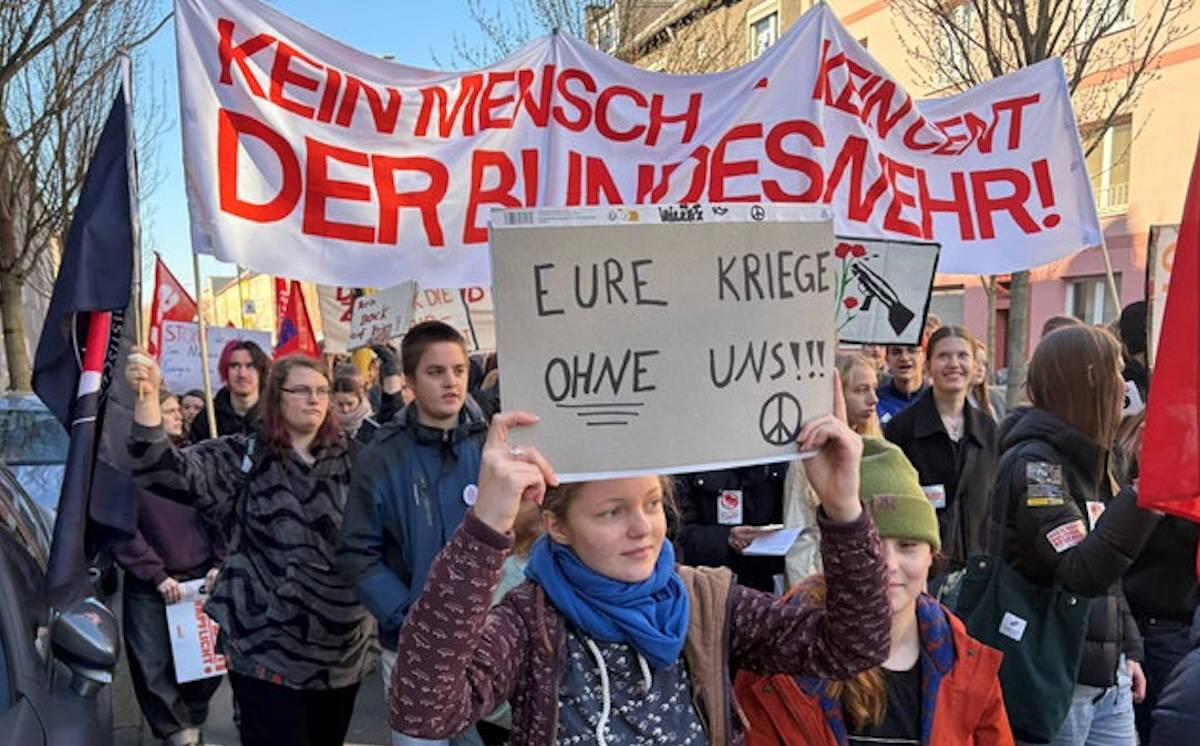 Almanya: Zorunlu askerliğe karşı öğrenciler yeniden sokaklarda