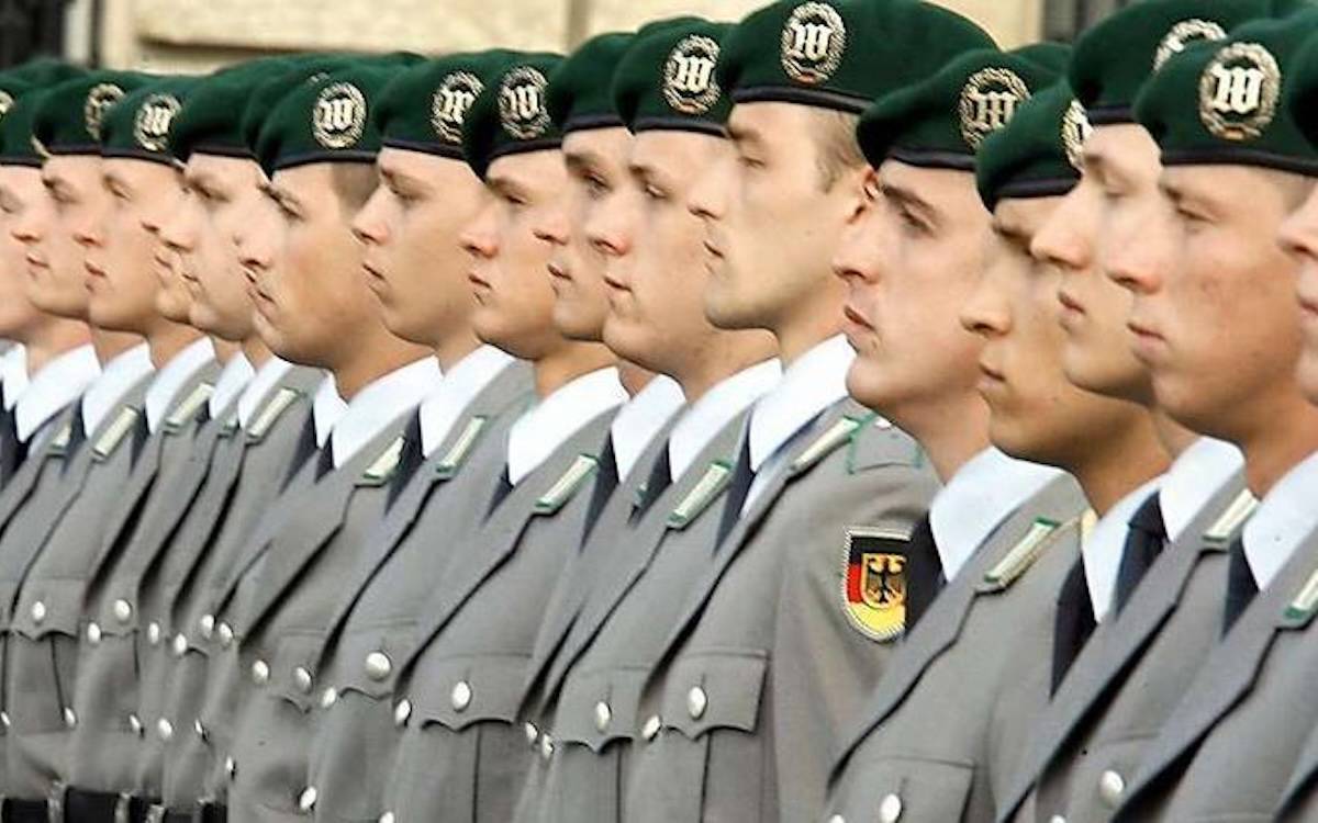 Almanya Zorunlu Askerliği Kaldırmıyor