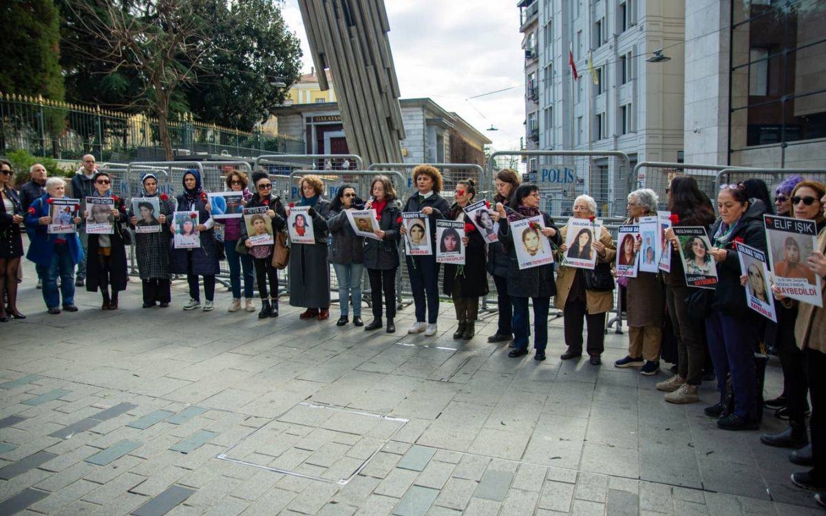 Cumartesi Anneleri karanfilleri gözaltında kaybedilen kadınlar için bıraktı