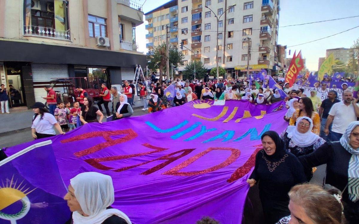 Diyarbakırlı kadınlar 8 Mart’ı karşılıyor: Sesimiz Amed surlarını aşsın