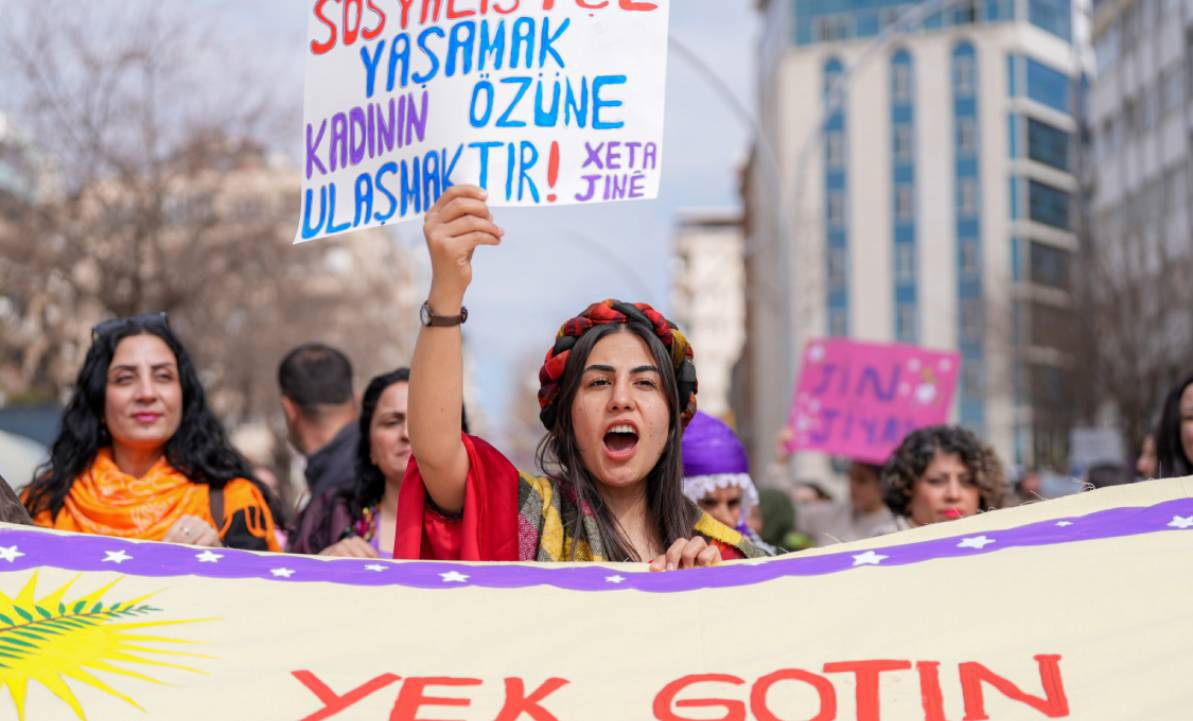 Mitînga 8ê Adarê ya li Amedê dest pê kir