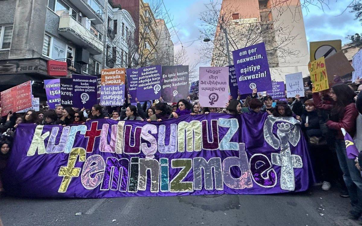 Feministler: On binlerle yürüdük, mücadeleye devam edeceğiz