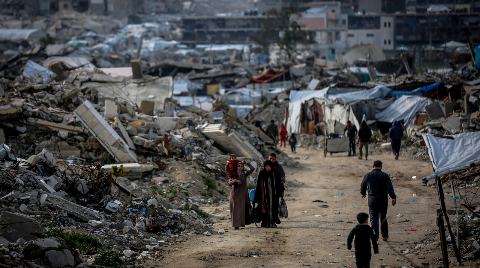 Gazze'de yaşam: Kum ve böcek dolu çadırda bebekleri korumak
