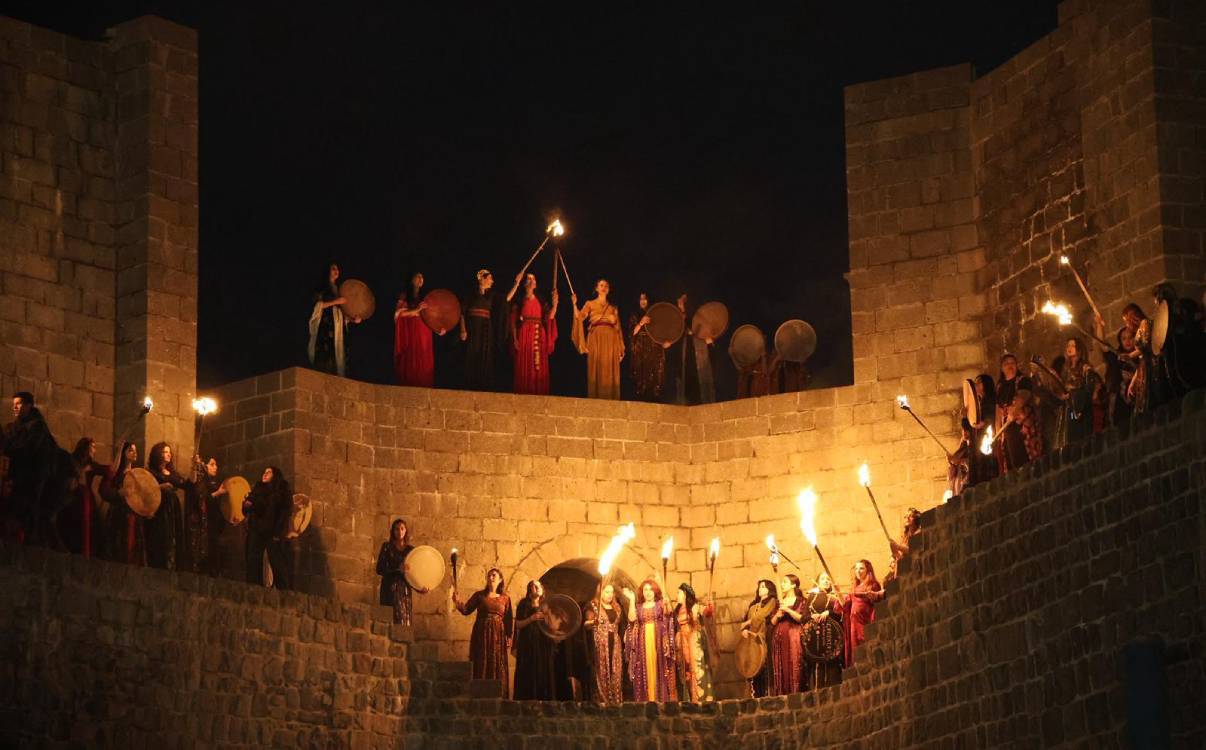 Li Sûrên Amedê jinan Newroz bi meşaleyan pîroz kir