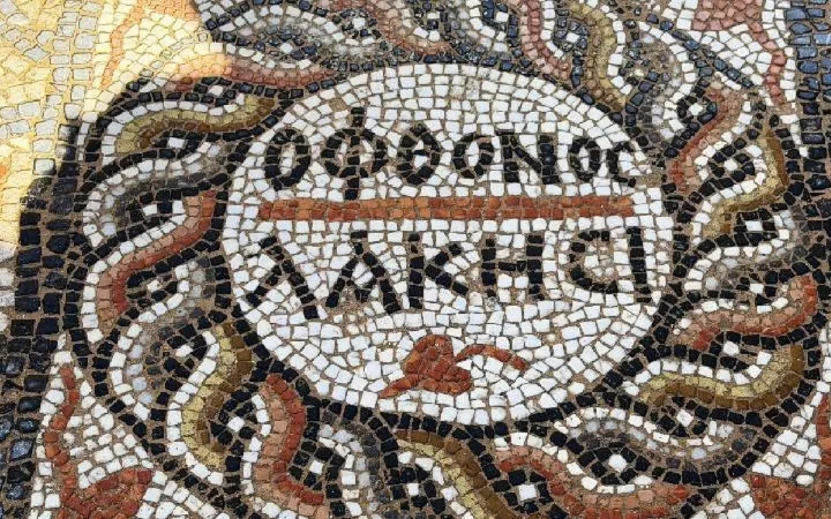 3 bin yıllık antik kentte "kıskanan çatlasın" yazılı mozaik bulundu