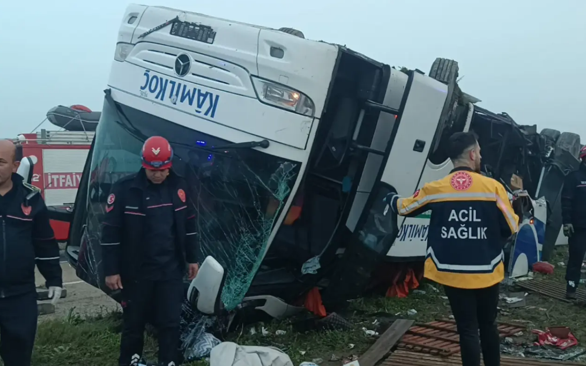 Yolcu otobüsü devrildi: 2 kişi öldü, 19 kişi yaralandı