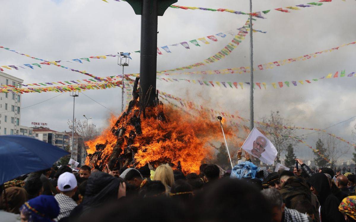 Diyarbakır’da yüzbinler 2026 Newroz’unda buluştu, "barış" diye seslendi