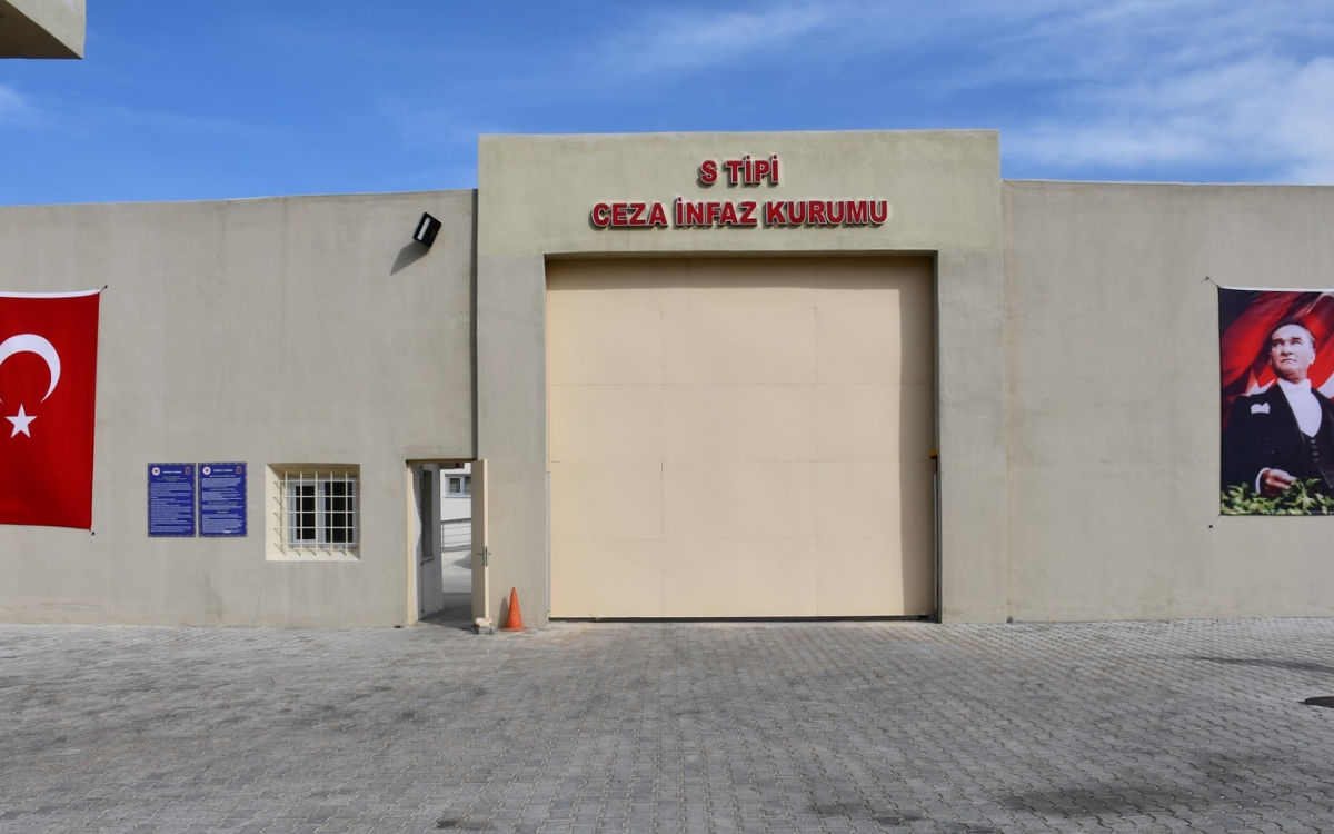 Antalya 'kuyu tipi'nde üç mahpus 200 günü aşkın süredir açlık grevinde