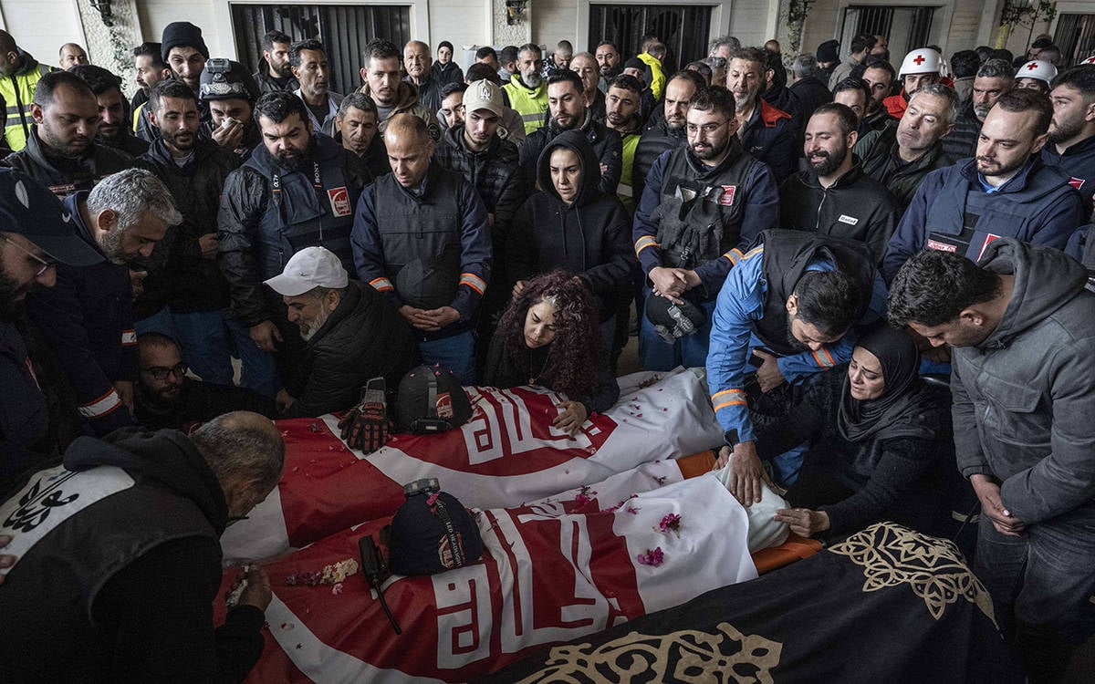 İsrail saldırısında hayatını kaybeden Lübnanlı sağlık görevlileri toprağa verildi