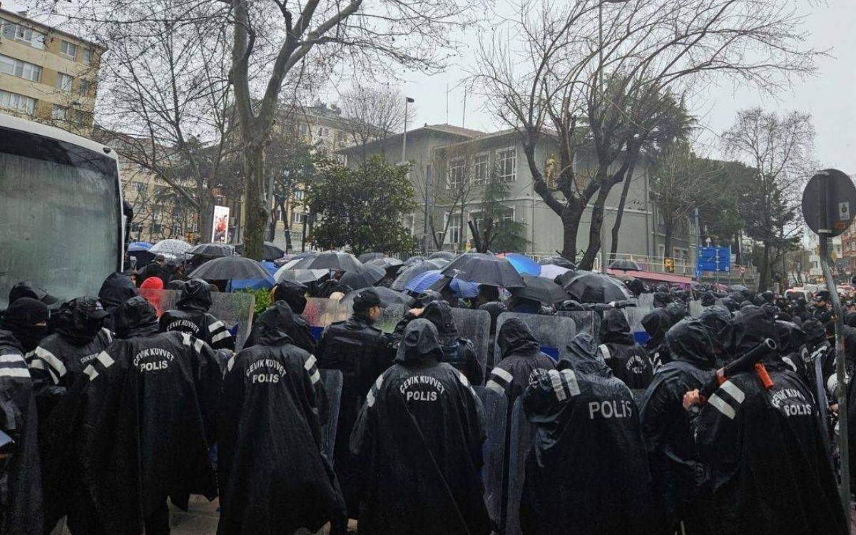 “Gazetecilere Özgürlük” yürüyüşüne polis engeli: Açıklama barikat önünde yapıldı