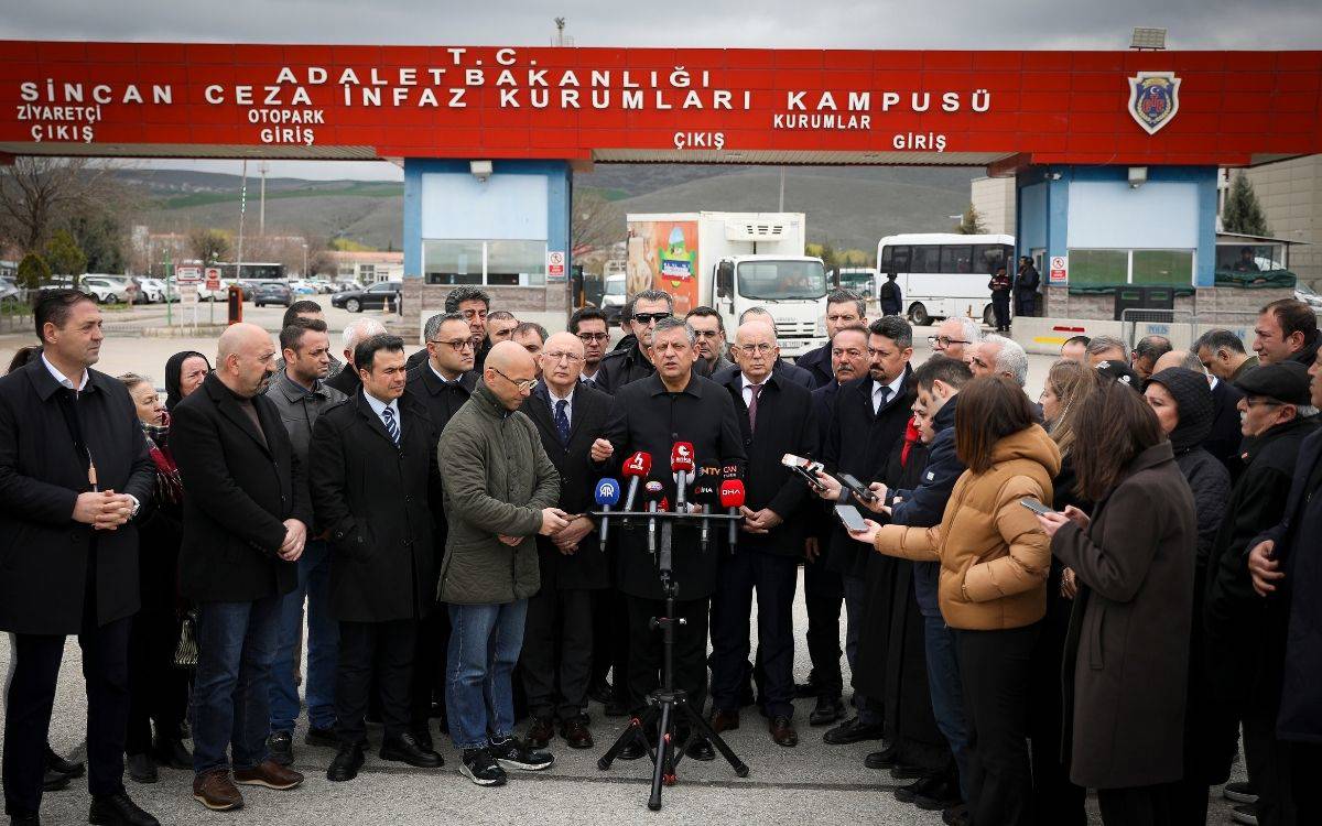 Özel, tutuklu gazeteciler Arı ve Uludağ’ı ziyaret etti: Bu tablo, bütün gazetecilere gözdağı verme amacı taşıyor