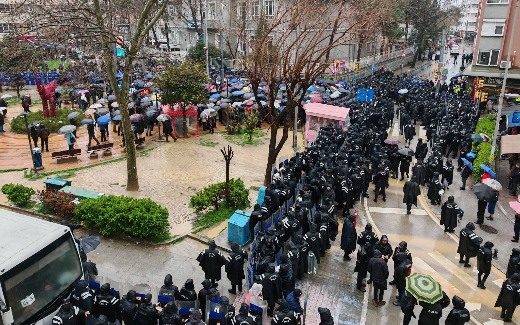 Gazeteciler yazıyor, devlet tutukluyor/yargılıyor
