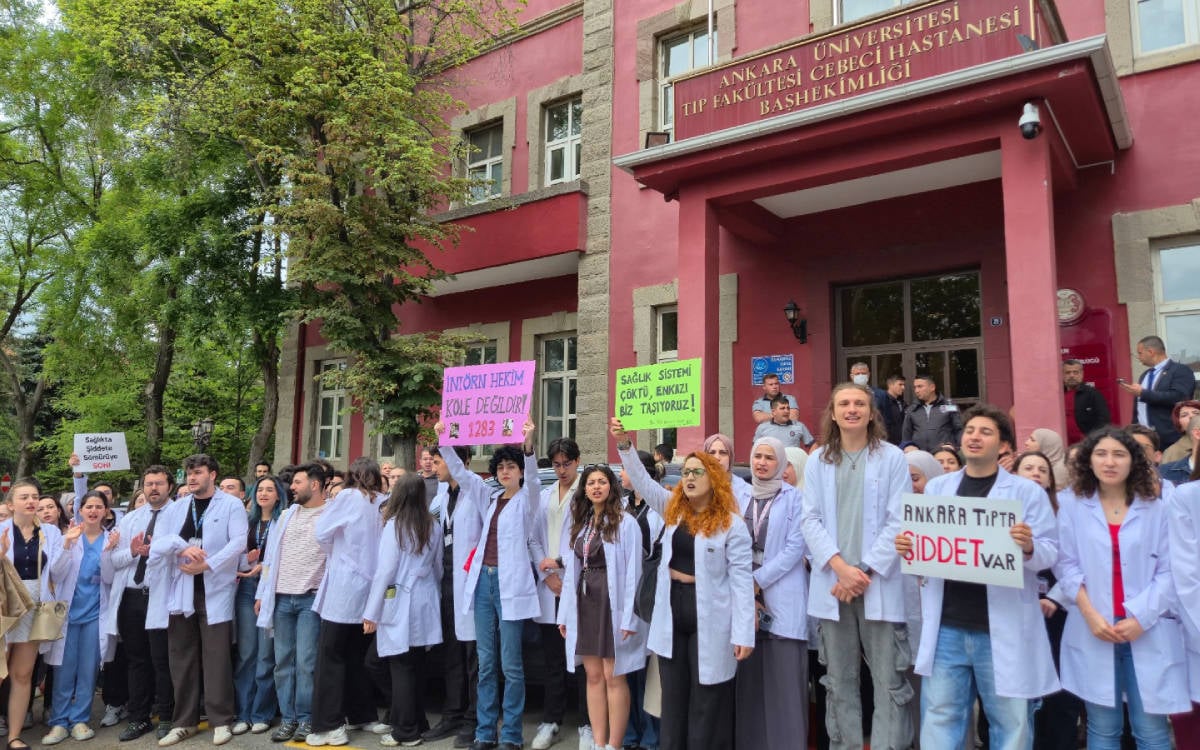 İntörn hekimler çalışma koşulları ve statü belirsizliğinden şikayetçi