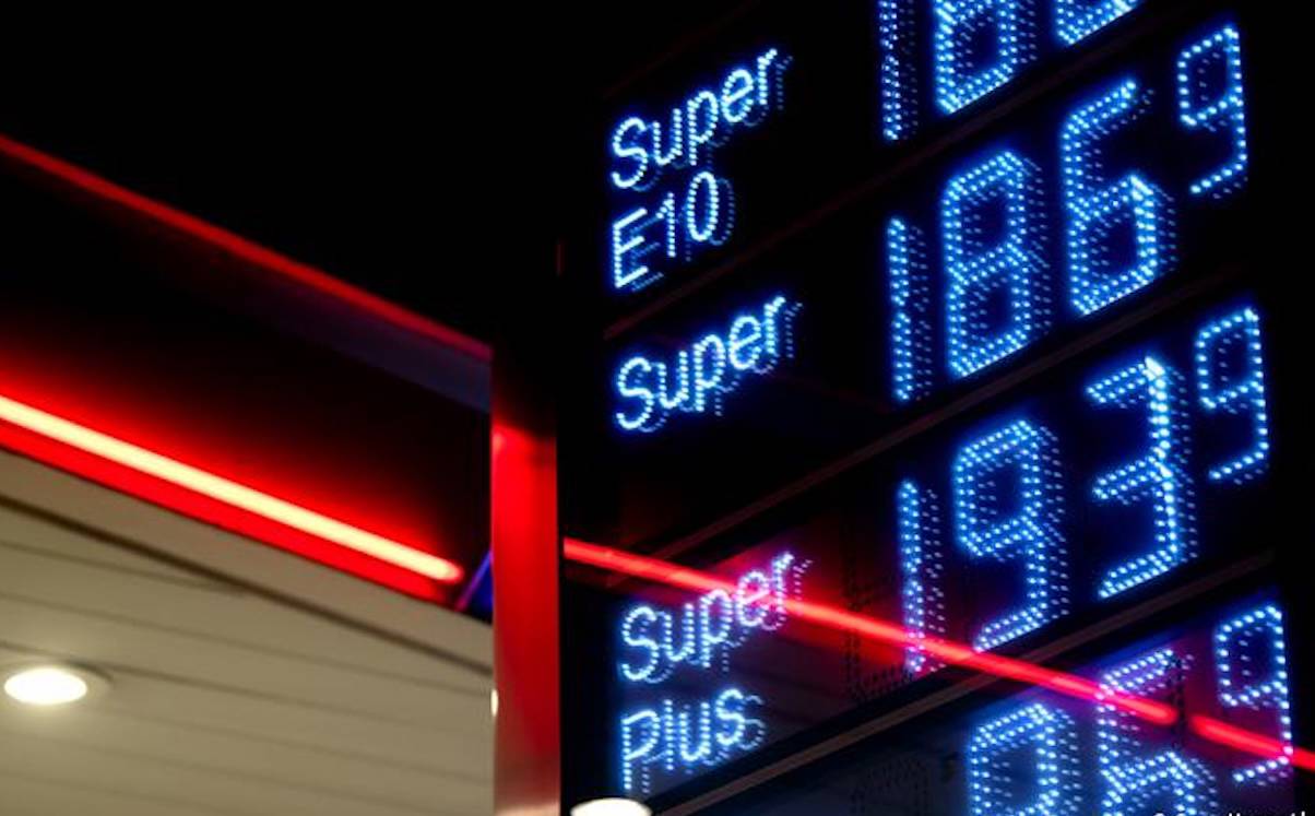 Almanya | Savaş enflasyonu desteği: Benzinde litre başına 17 sent indirim, çalışana bin avro prim