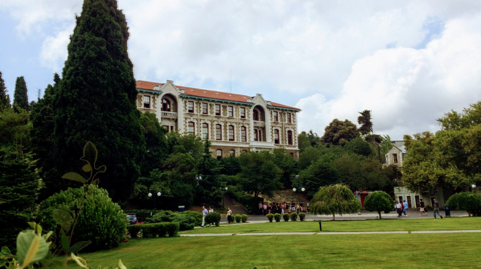 "Yükseköğretimde 3 yıl dayatması öğrencileri ucuz işgücüne dönüştürür"