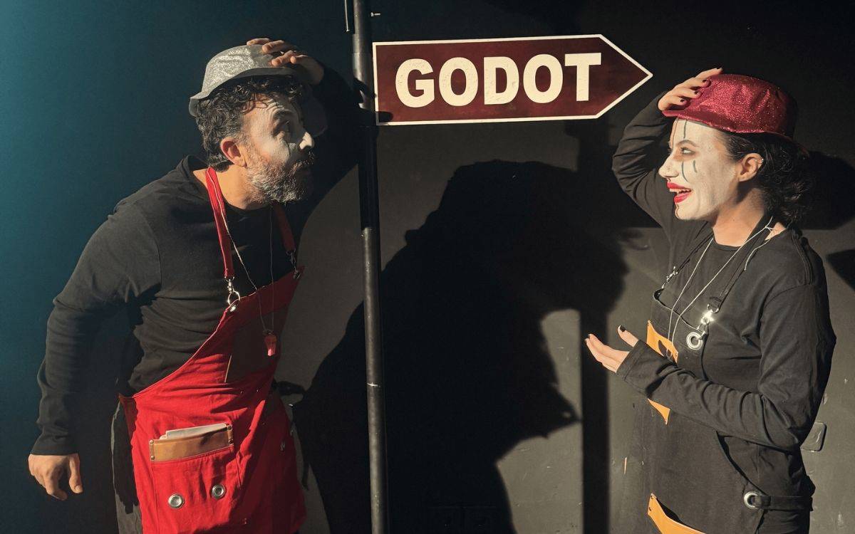 Tiyatro Boyalı Kuş’un ödüllü oyunu “Godot’yu Beklemezken” İstanbul’da