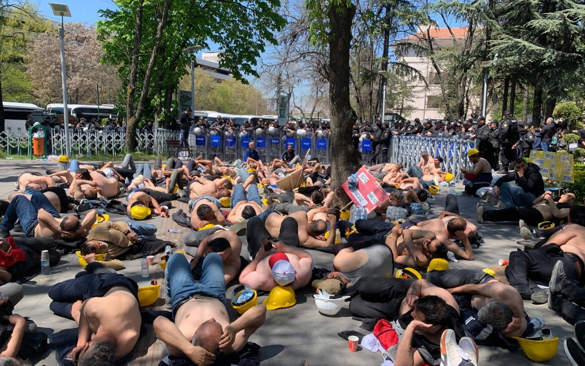 Açlık grevindeki madencilere polis ablukası: İki işçi fenalaştı