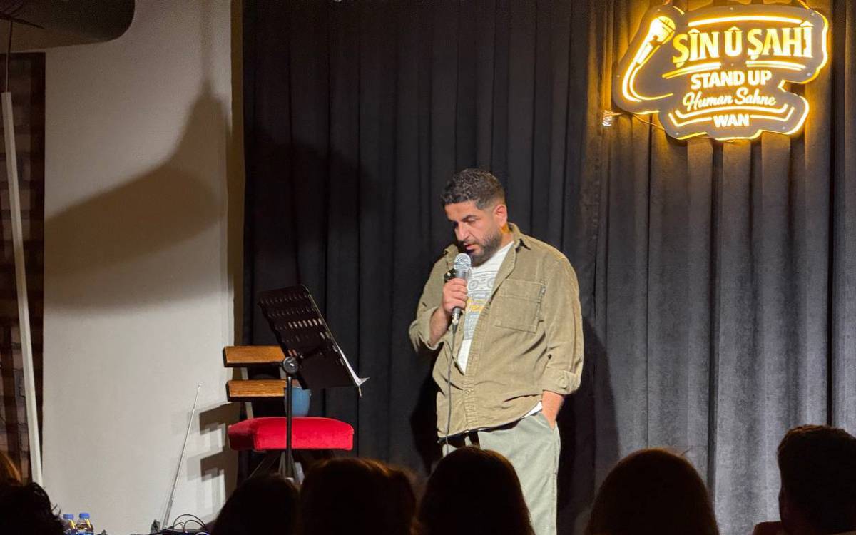 Koma Şîn û Şahiyê ya Stand-upê: Ji bo henekan çîrokên me kurdan gelek zêde ne