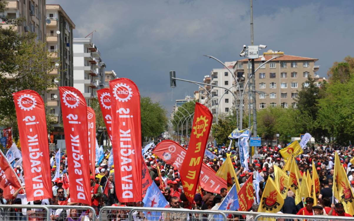 1ê Gulanê: Li Amedê bi hezaran kedkar û karker li qada îstasyonê kom bûn
