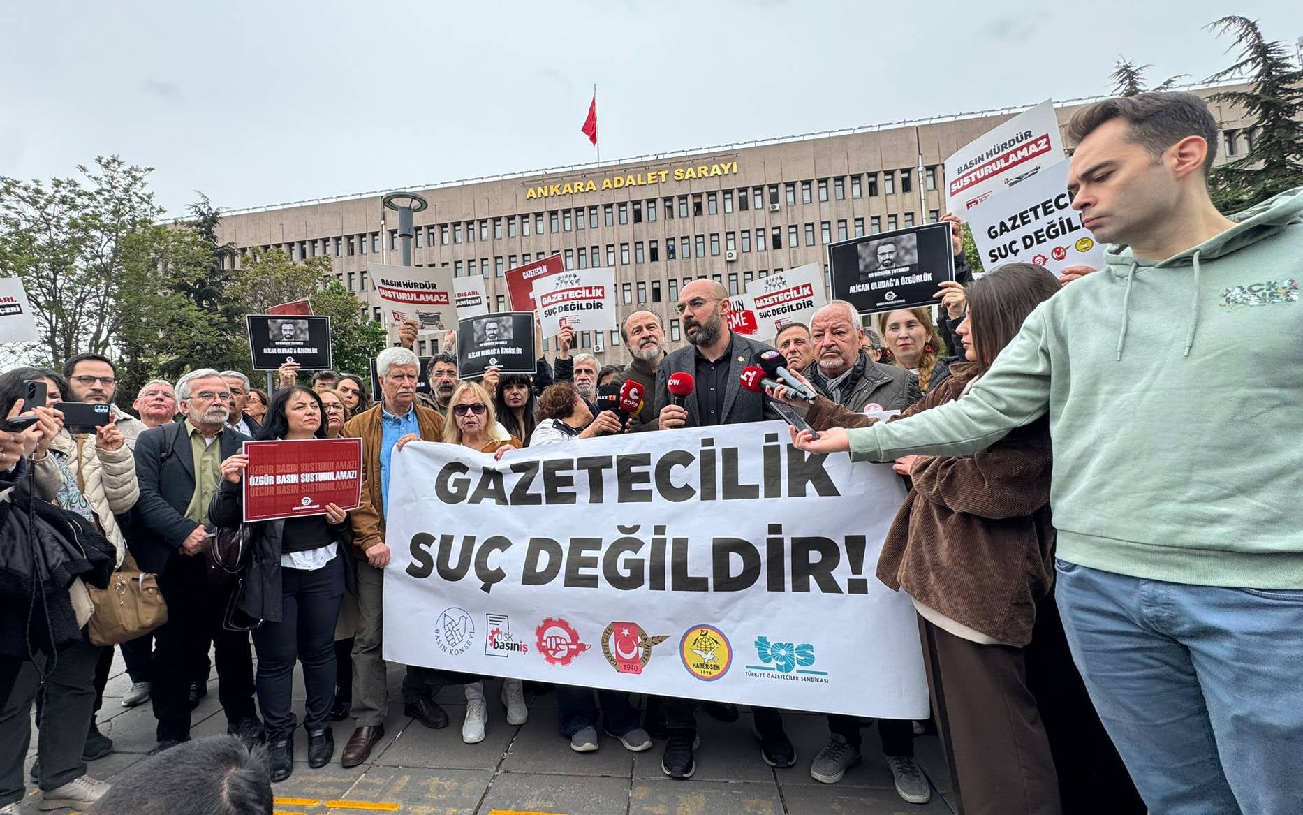 Gazeteciler Alican Uludağ için Ankara Adliyesi önünde