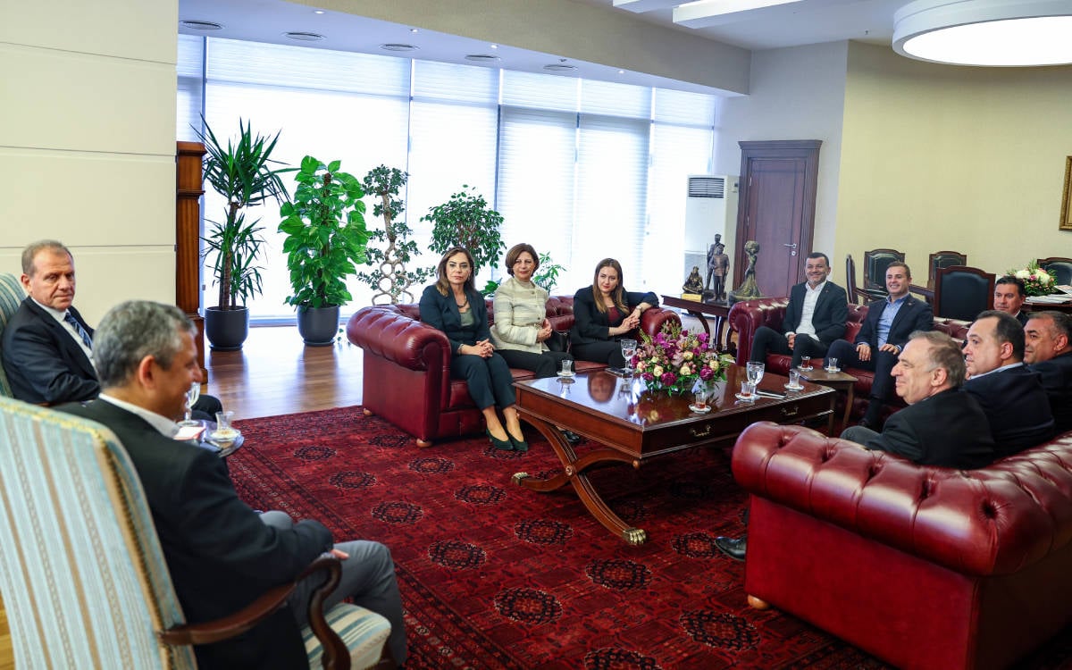 Özgür Özel, büyükşehir belediye başkanlarını topladı
