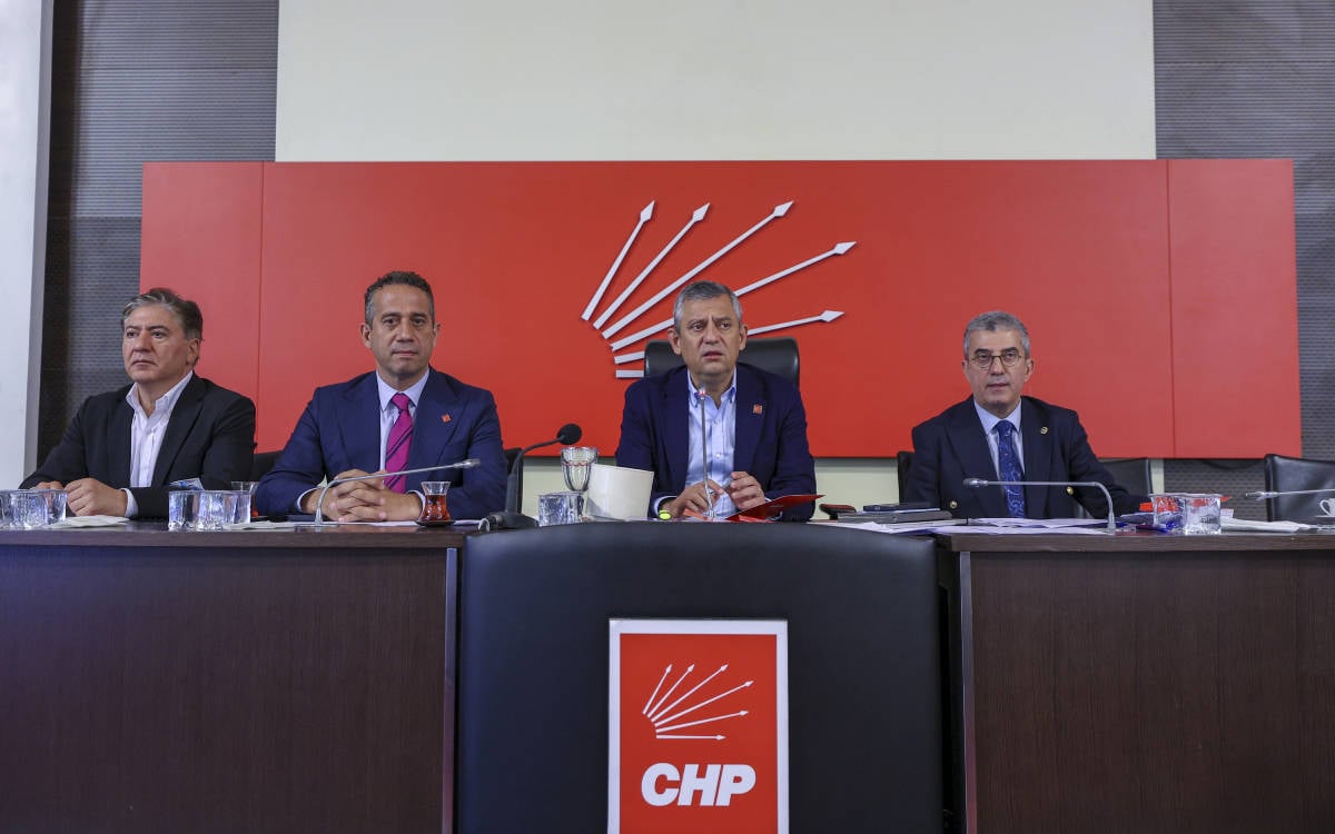 Özgür Özel, CHP Grup Başkanı seçildi
