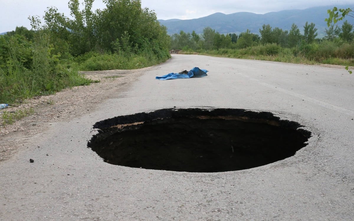 Tokat’ta sağanak nedeniyle karayolunda çöküntü oluştu
