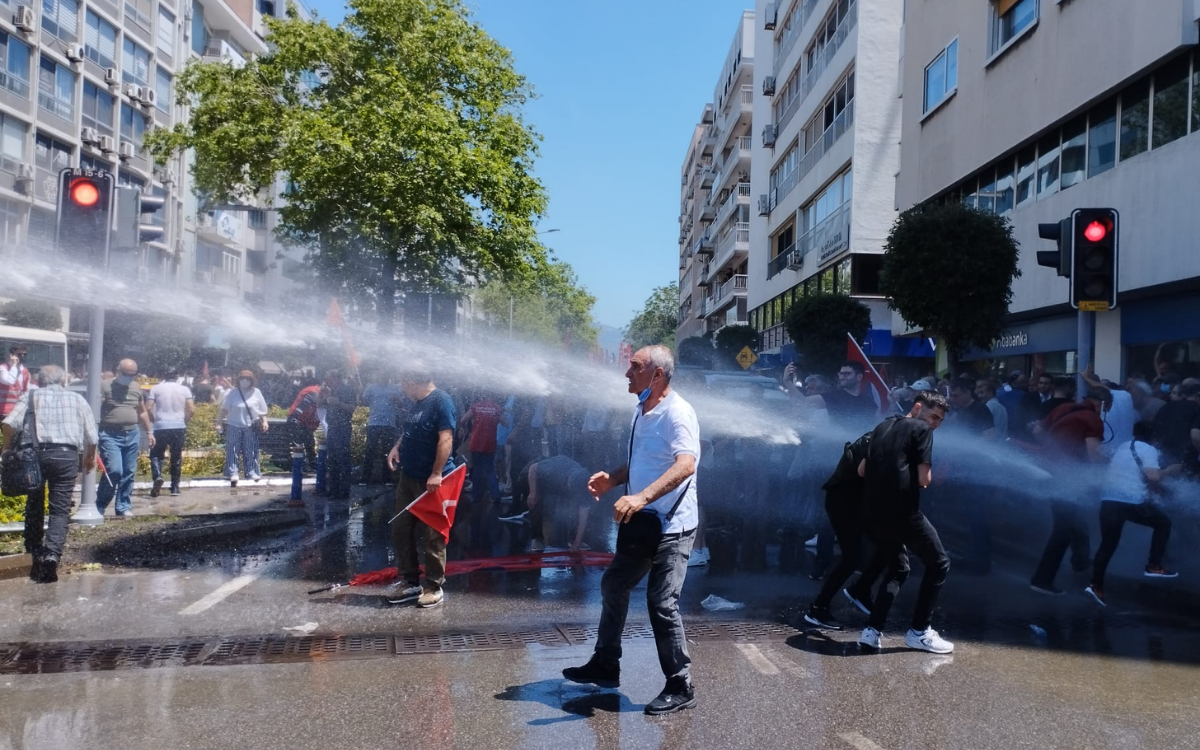 İzmir'de Özgür Özel'in mitingi öncesi polis müdahalesi