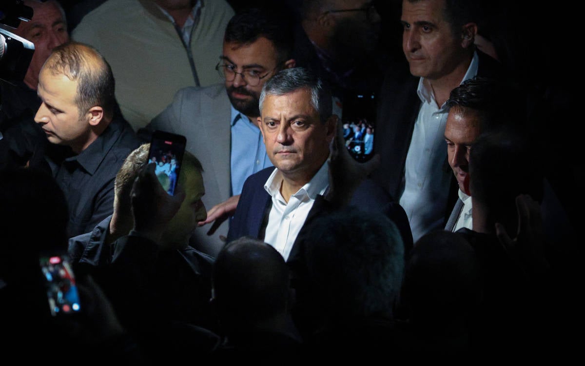 221 eski CHP’li parlamenterden Özgür Özel'e destek ve “derhal kurultay” çağrısı