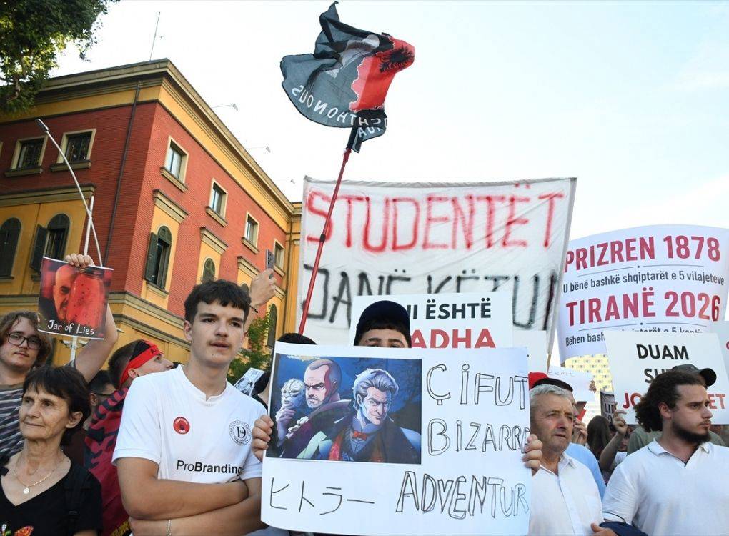 Zvërnec’ten Tiran’a: “Flamingo Devrimi”nin politik arka planı