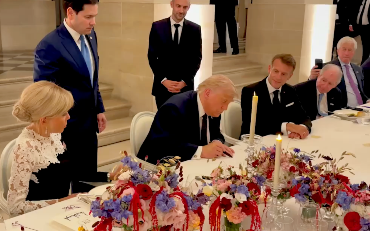 ABD Başkanı Trump, İran ile mutabakat zaptını Versay'da imzaladı