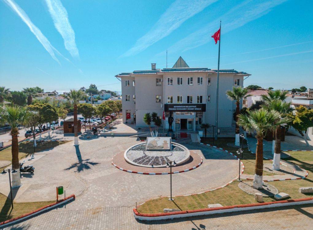 Seferihisar Belediyesi operasyonu: 3 kişi tutuklandı