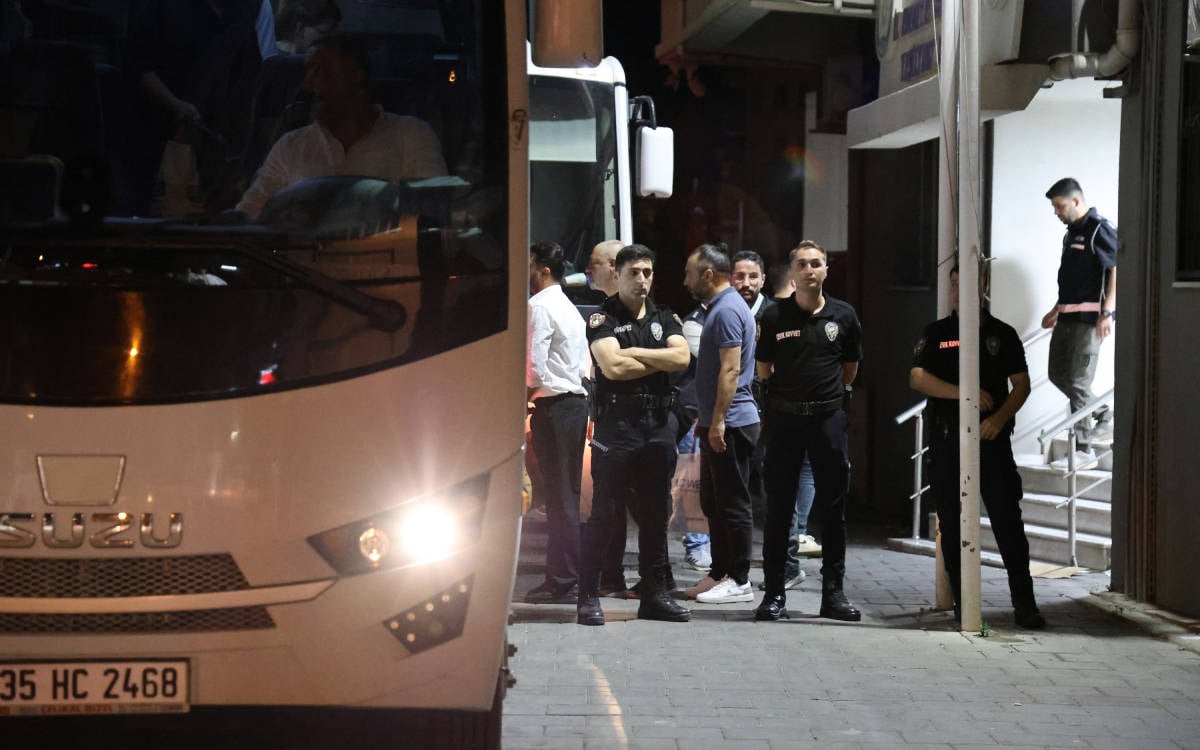 Seferihisar'da belediye başkanı ile 11 kişi tutuklandı